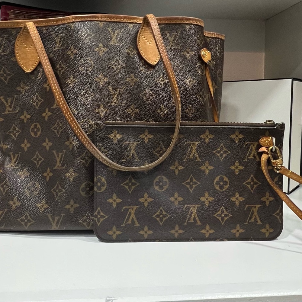 Authentic Louie Vuitton Purse with pouch